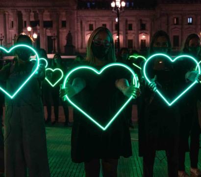 Femmes tenant des coeurs en led